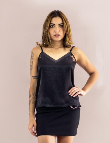 Blusa Cetim com Decote em Material Sintético