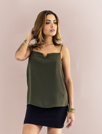 Blusa Decote com Aviamento